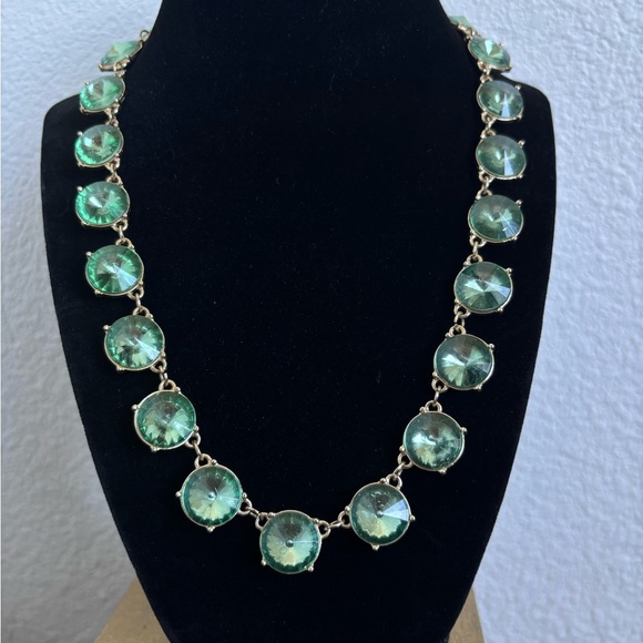 Jewelry - Elegant Green and Gold Tone Necklace
